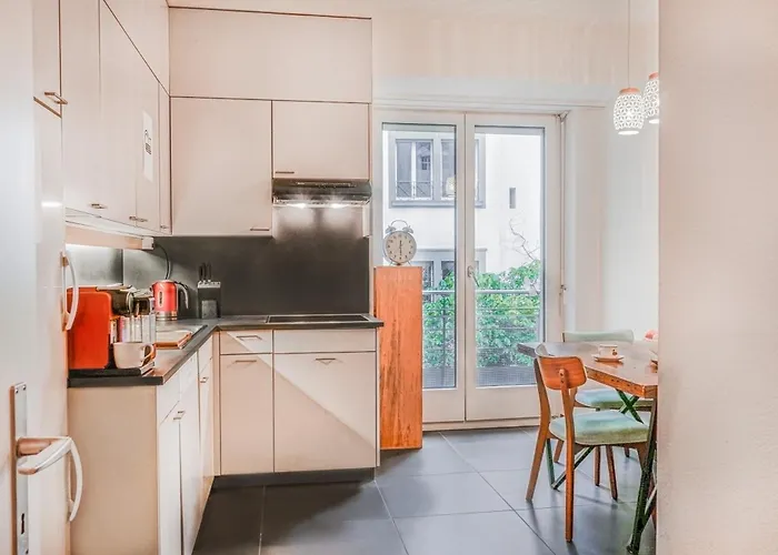 Downtown - Large, Quiet Private 